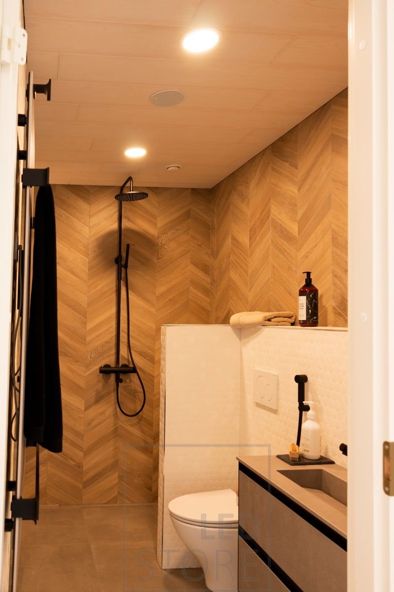 Modern plafonds pleasantly illuminate the bathroom, and thanks to its minimalist design, it does not draw too much attention. Ledstore.fi